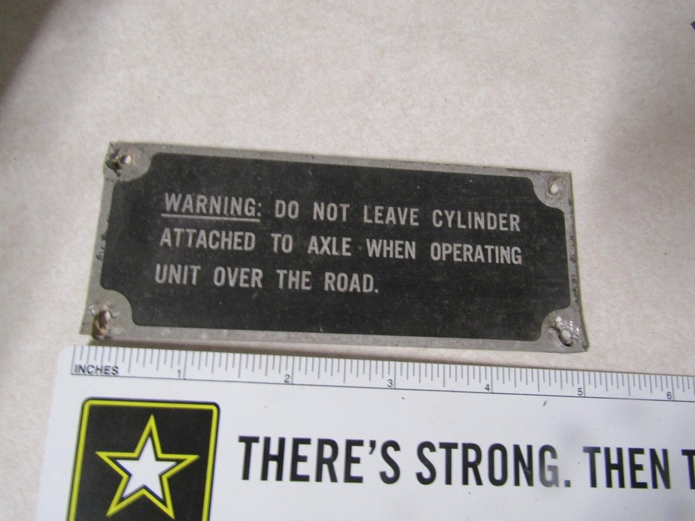 MILITARY OLD IDENTIFICATION DATA PLATE WARNING: DO NOT LEAVE CYLINDER ATTACHED 2