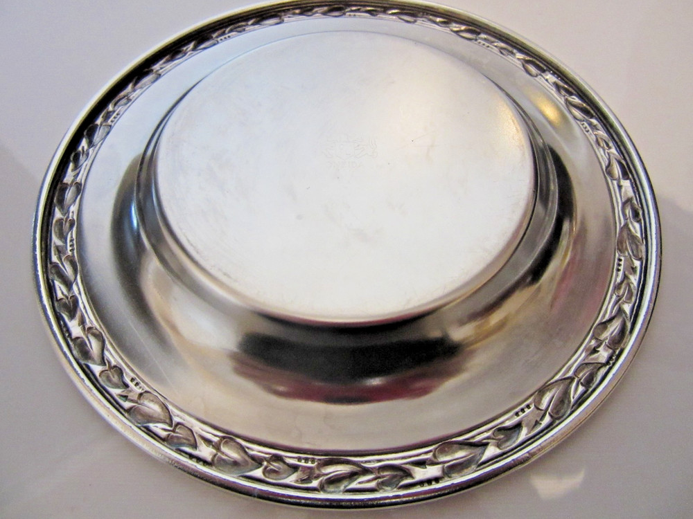 Vintage - 5½" Oneida Small Silver Plated Dish Plate Leaf Scroll Around Edge