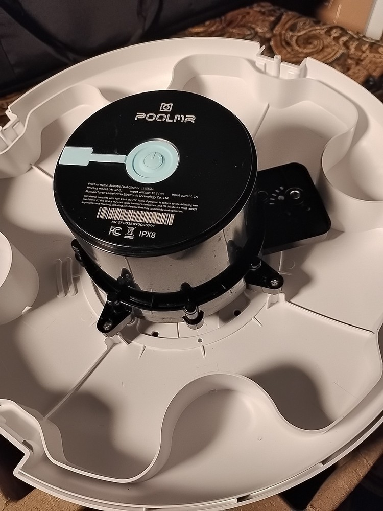POOLMR Robotic Pool CLEANER