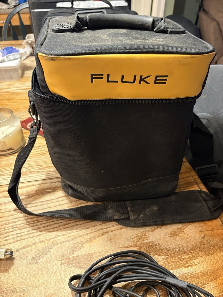 Fluke 1735 Three-Phase Power Quality Data Logger And Energy Analyzer