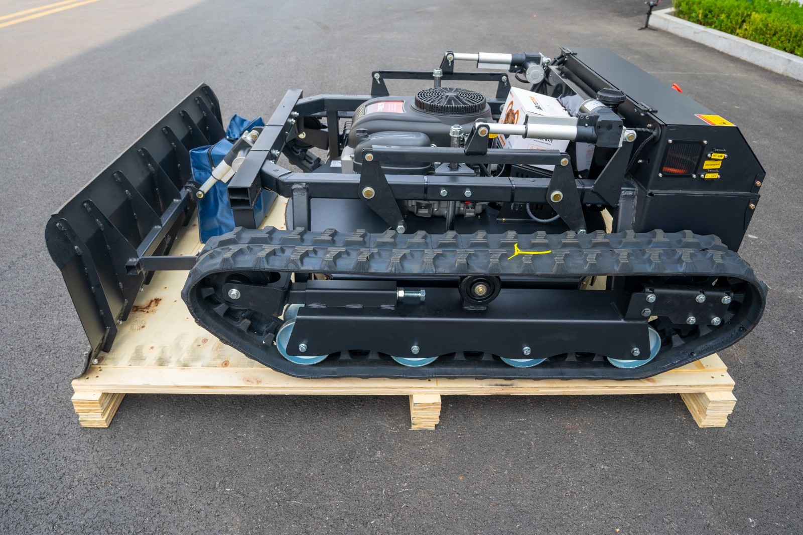 22hp robotic lawnmower on sale! Robotic snowplow on sale! Detachable push blade