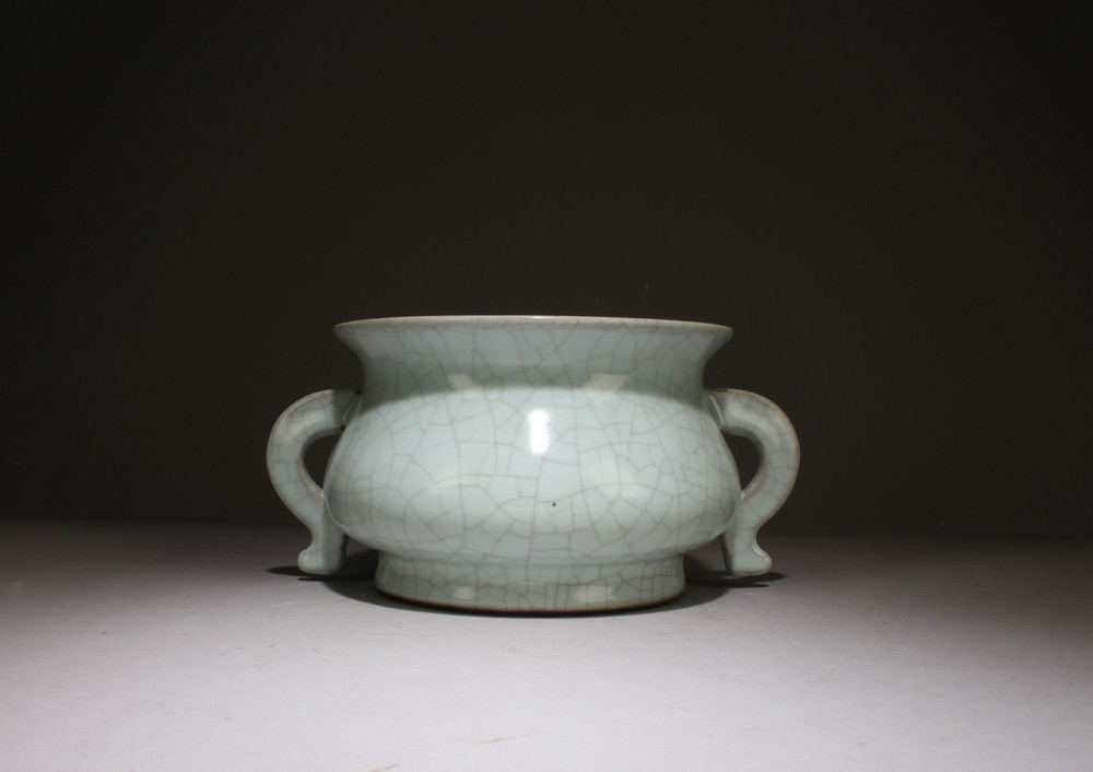 A Guan Type Censer. Comes with box