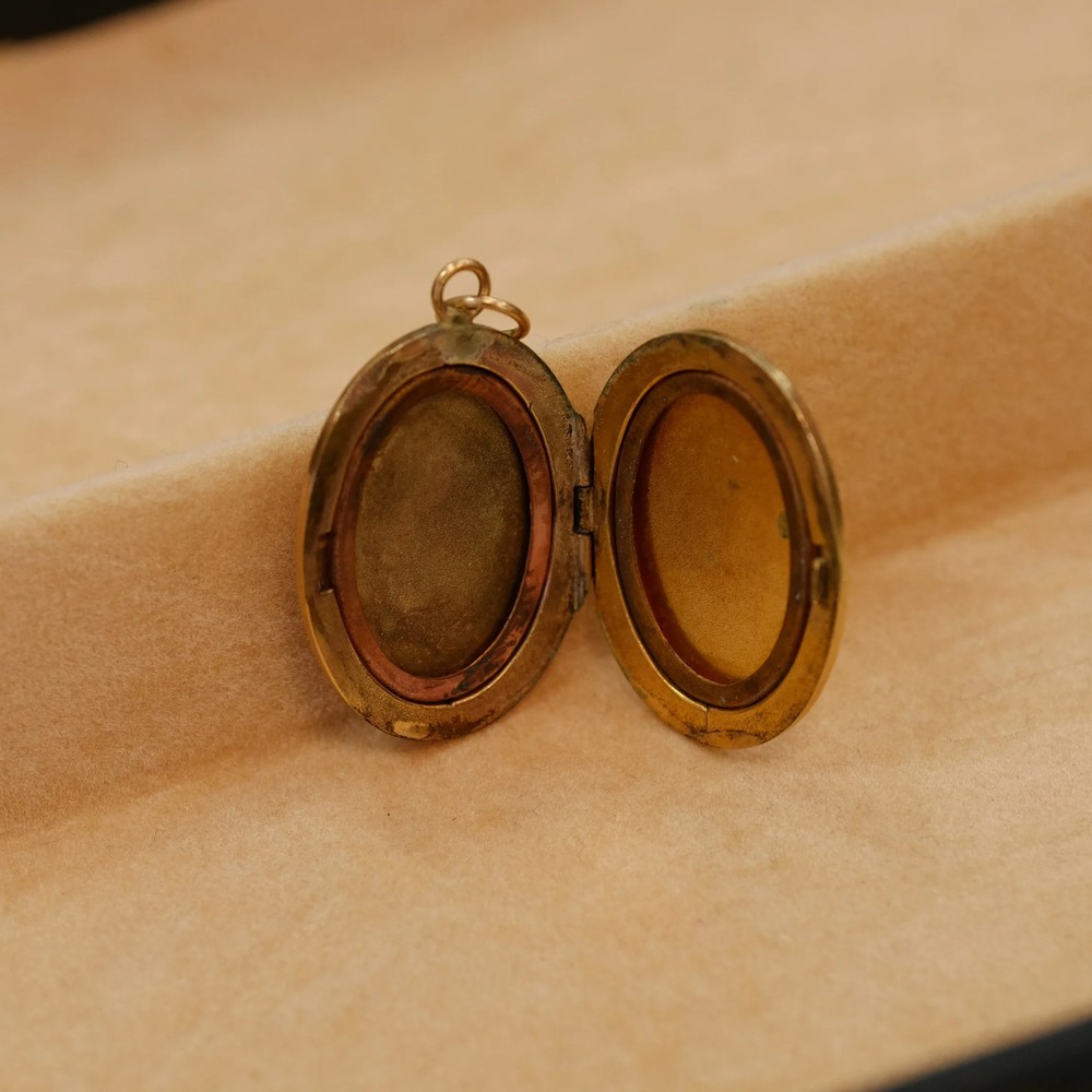 Victorian Oval Locket with Unique Etching
