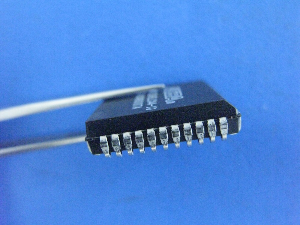 (1) Altera EPM7032AELC44-10 CPLD - Complex Programmable Logic 32 Macro 36 IOs