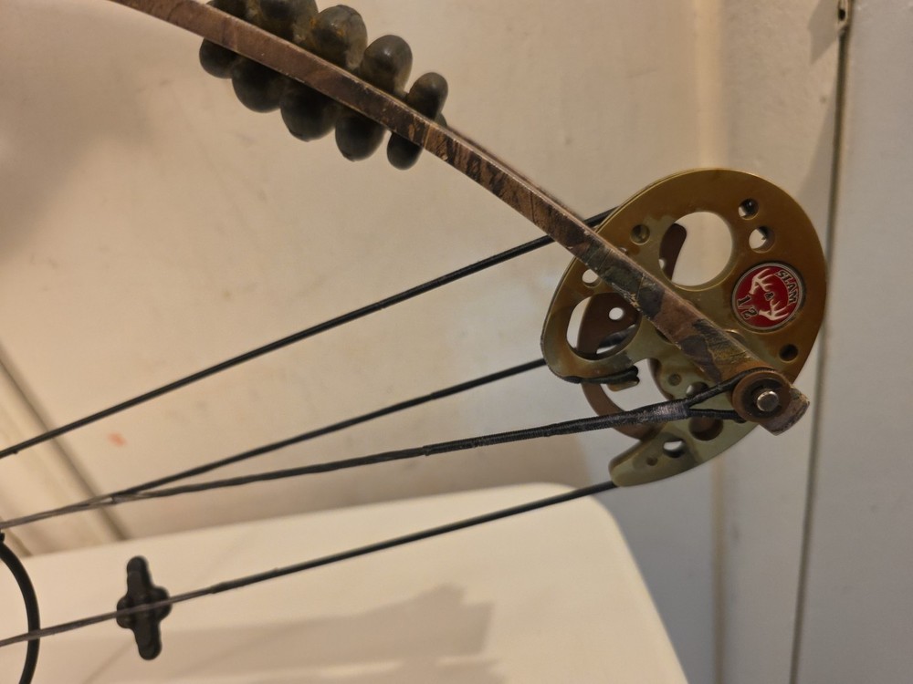 Reflex Excursion Compound Bow Weight 40-50 String 49 W/ Soft Case Camo Tru Fire