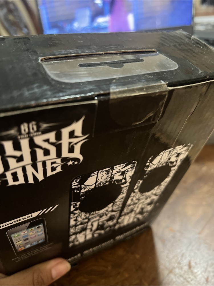 Universal amplified stereo speaker