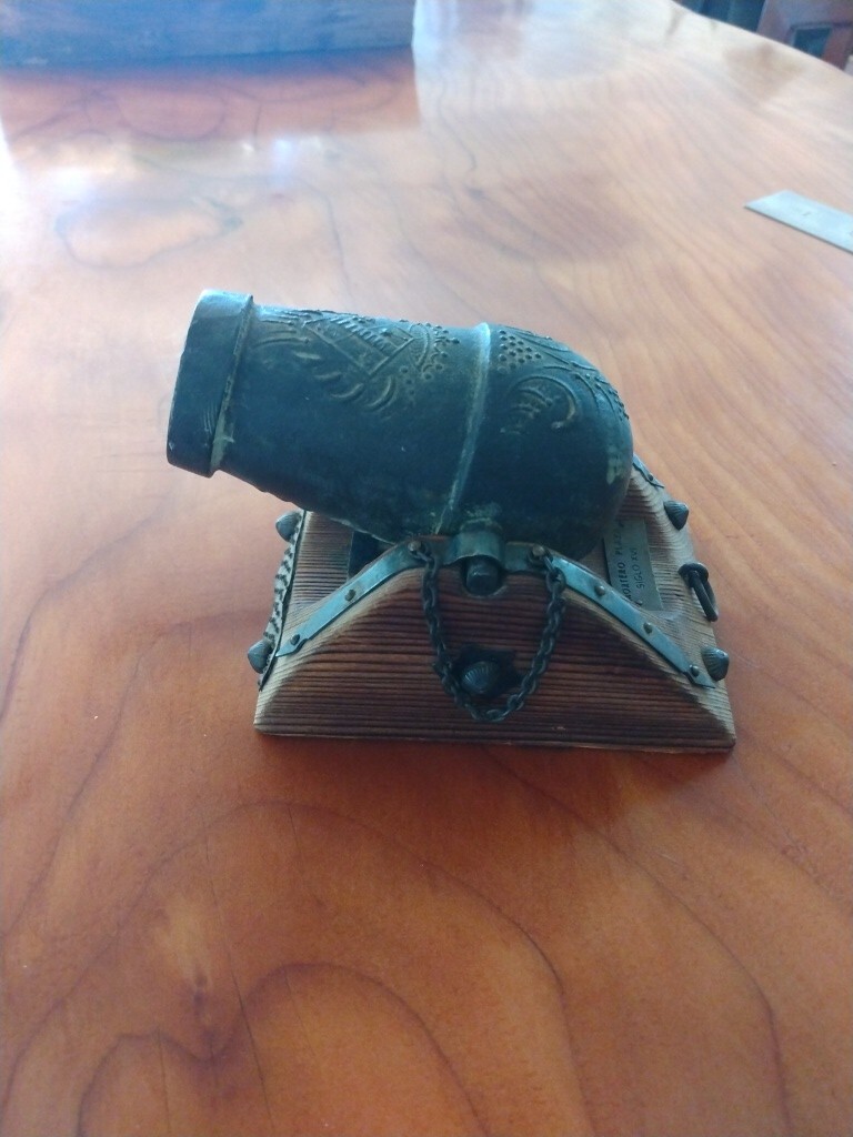 VINTAGE WOOD/CAST IRON DISPLAY (Miniature) CANNON MARTERO PLAZA SIGLO XVI