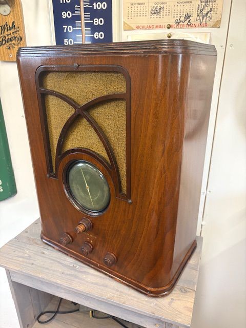 American Bosch 565 Tombstone Radio