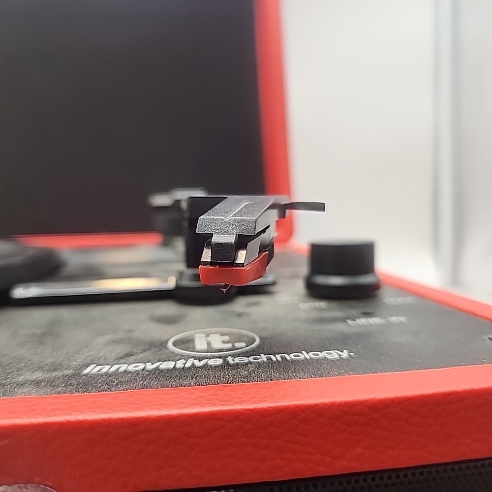 Innovative Technology 3-Speed Vintage Suitcase Turntable [85]
