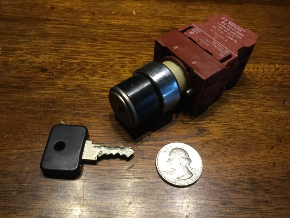 key switch 21 MM siemens electrical switch automation robot used 3SB14-00-0B