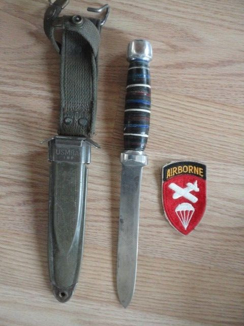 KNIFE AND AIRBORN GLIDER PATCH TO A KIA OFFICER