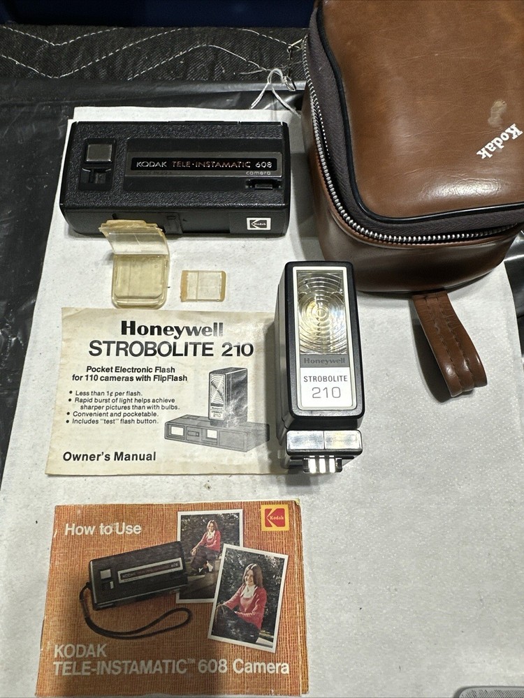 Several Vintage Cameras And Flash Bulbs, Read Full Description