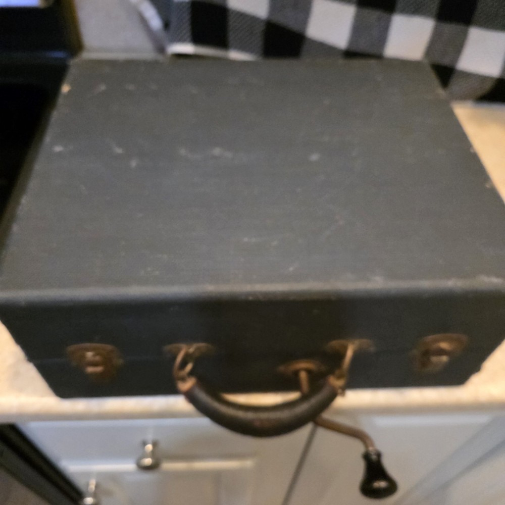 1920s Silvertone Hand Crank Portable Gramaphone