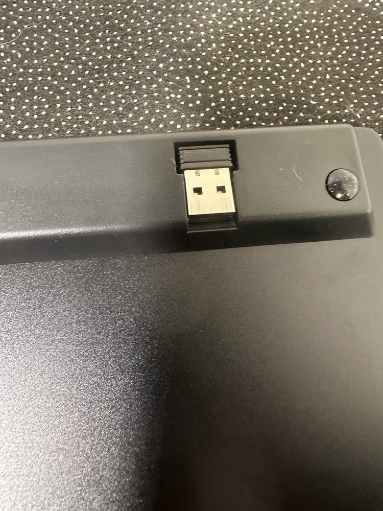 Premium slim layout with number pad + USB dongles – includes charging cable