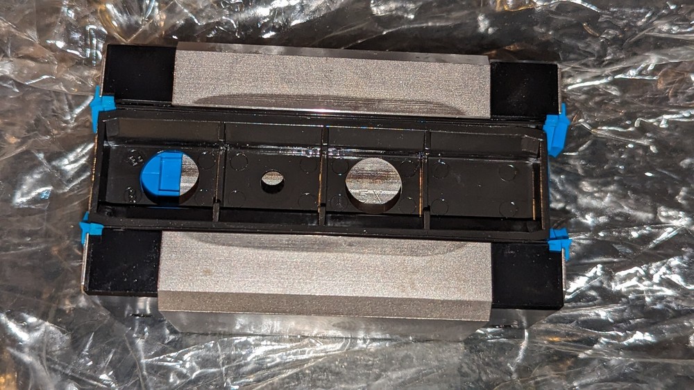 (1) Bosch Rexroth Runner Block / Roller Rail R182133110
