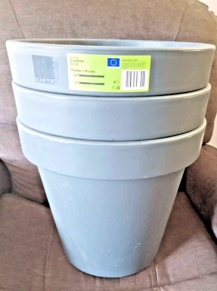 Plastic planter bin lot(3)-1 4.5x15025 used