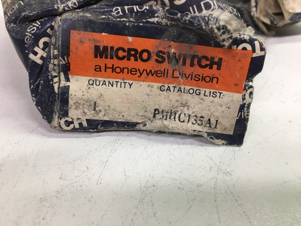 HoneyWell Push-Button Micro Switch PMHC135A1 8118 14V