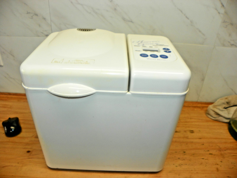 WEST BEND AMERICA'S FAVORITE BREAD & DOUGH MACHINE MAKER WHITE 41035 TESTED