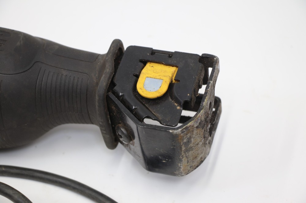 DeWalt (DWE305) 12 Amp Corded Variable Speed Reciprocating Saw