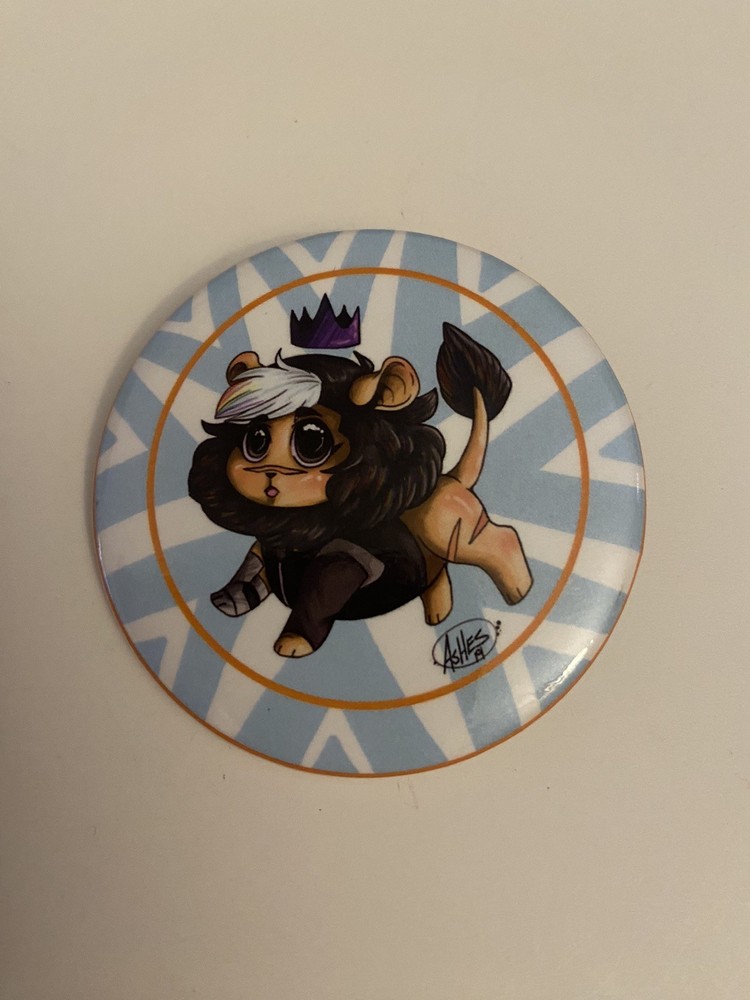 Lion Wearing Crown Pin Back Button P60