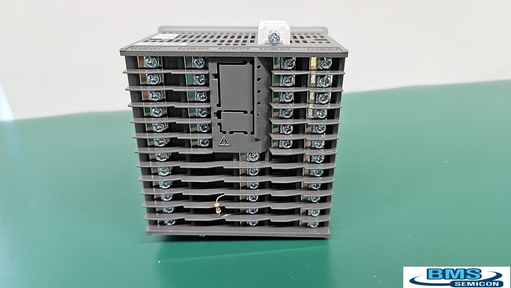 YOKOGAWA P35A-011-11-00 PROGRAM TEMPERATURE CONTROLLER ( 100V - 240V AC)