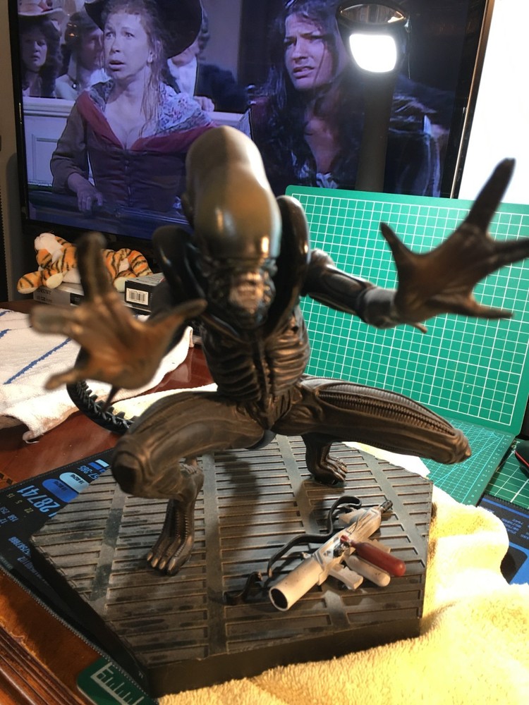 Eaglemoss Aliens "Mega Special Issue 8 - Alien Vent Attack Xenomorph" with box