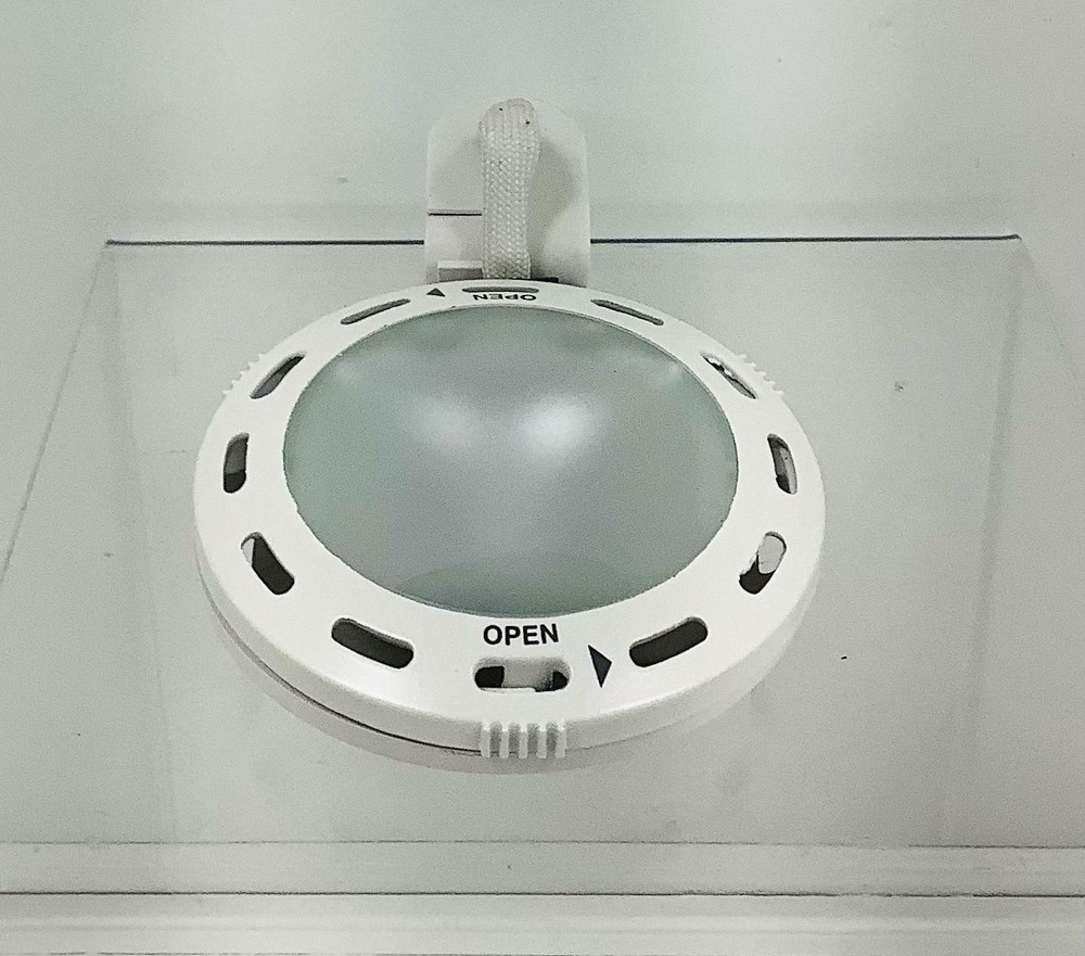 Cooper Lighting No. LV300P Undercabinet Task Light, 24V max- White