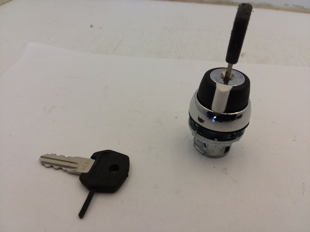 SPRECHER & SCHUH D7M-KM23 SELECTOR SWITCH 2-POSTION MAINTAINED KEY L/R NNB