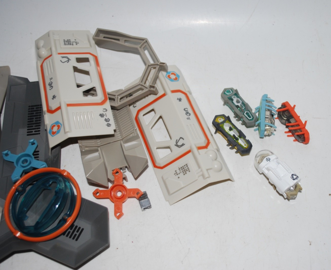 Hexbug Lot of 5 with Track Pieces – Incomplete Track – Used – See Photos