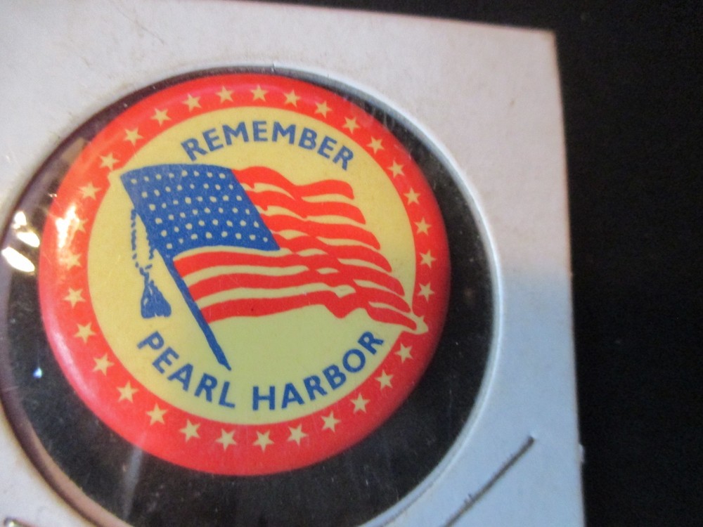ORIGINAL WWII ANTI AXIS US HOMEFRONT REMEMBER PEARL HARBOR  1 1/4 INCH PIN(221)