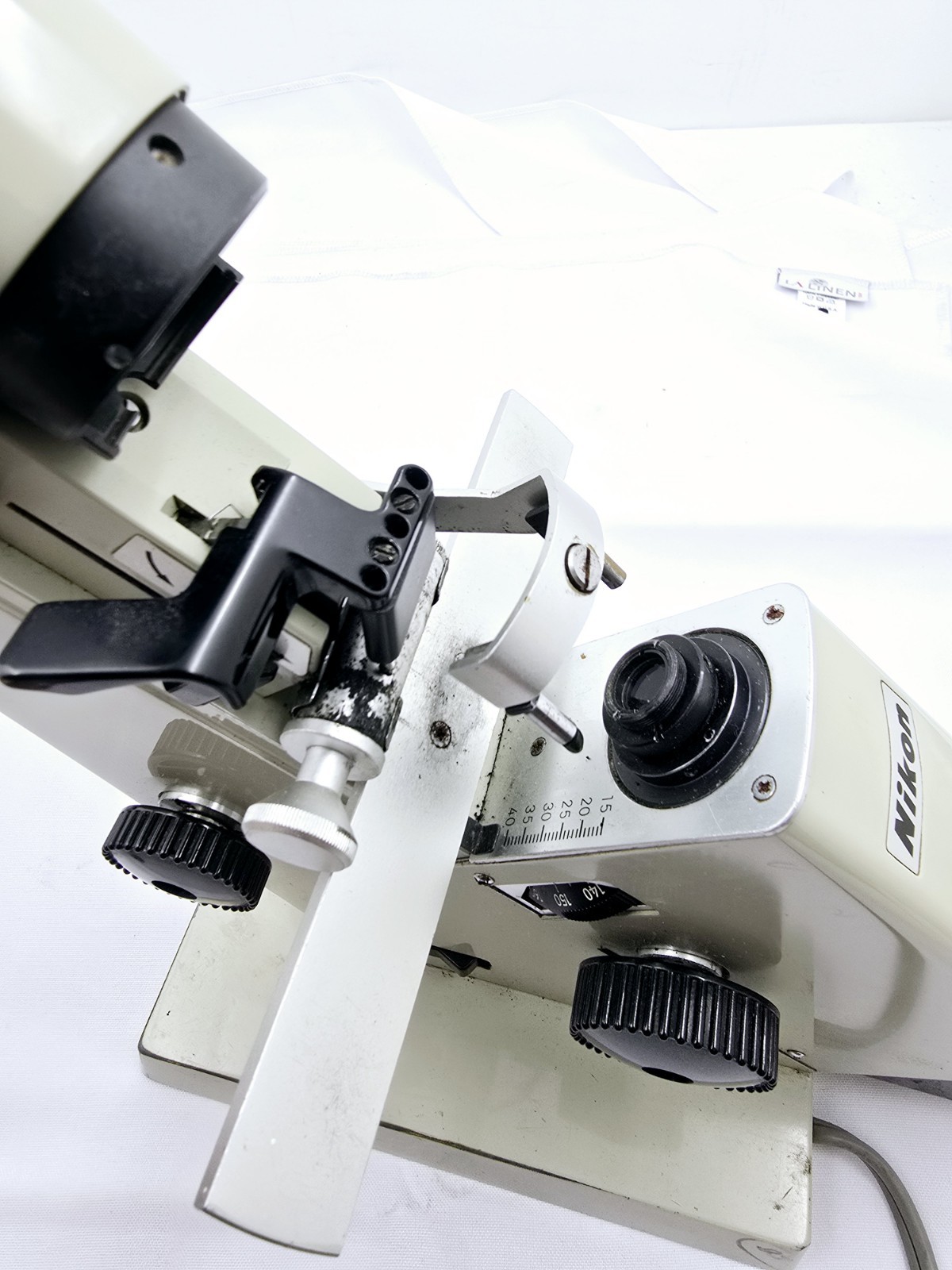 Nikon Lensometer POWERS ON. MISSING PIECES?