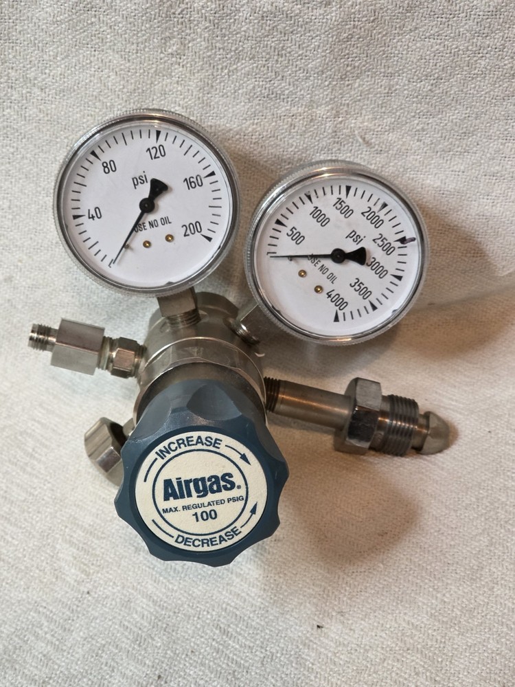 Airgas ~ Y12-244D ~ Regulator