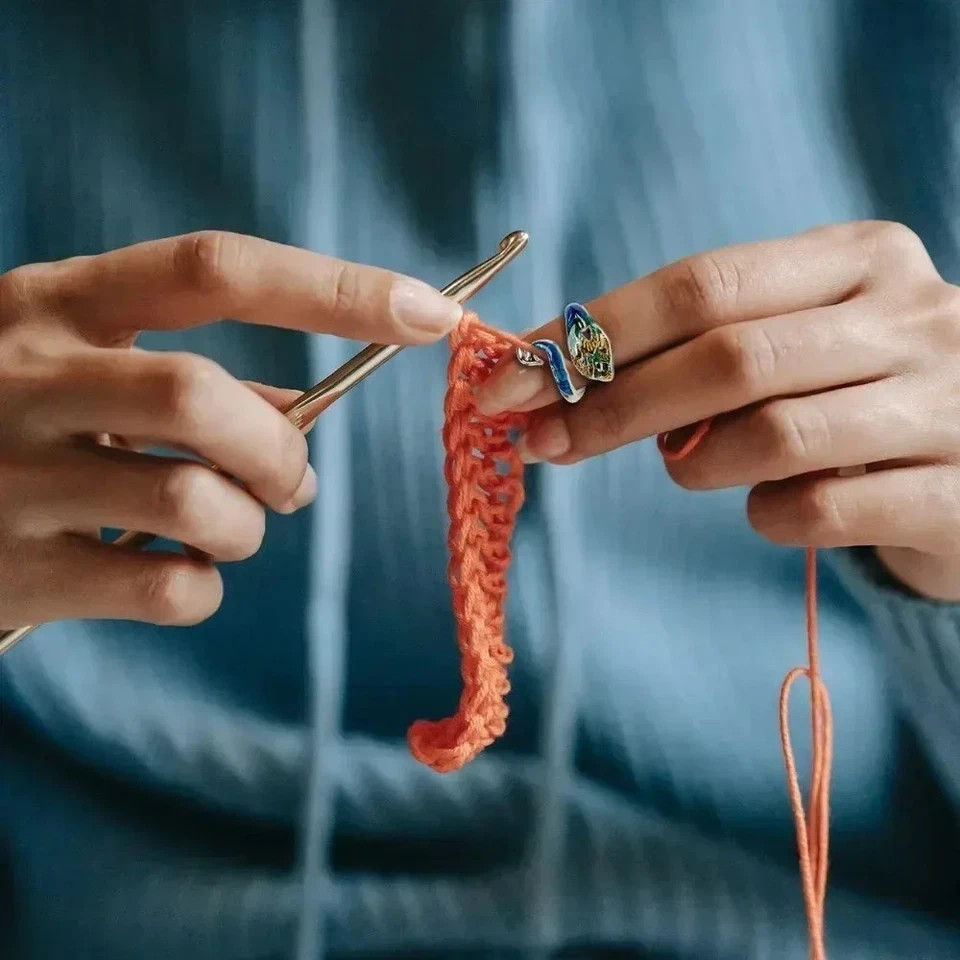 1pcs Crochet Loop Ring, Adjustable Cat Crochet Ring Yarn Guide Finger Holder.