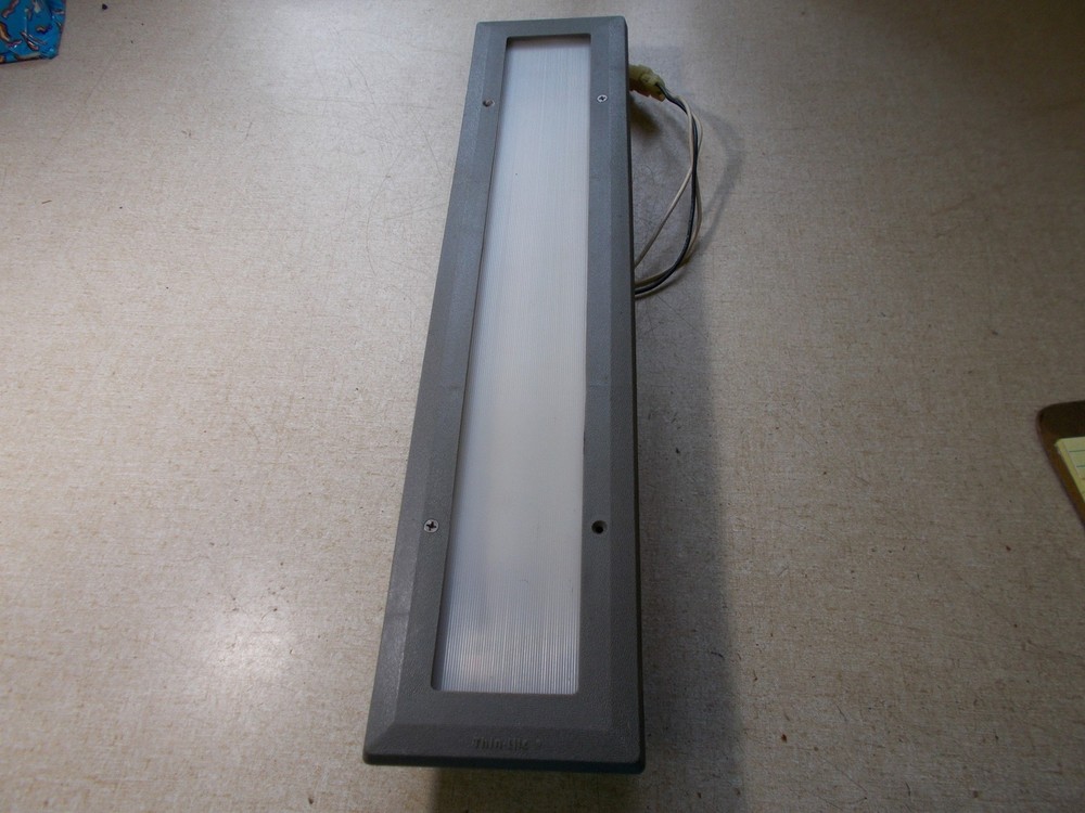 Thin-Lite 723F4299 15W Light fixture, Missing screws *FREE SHIPPING*