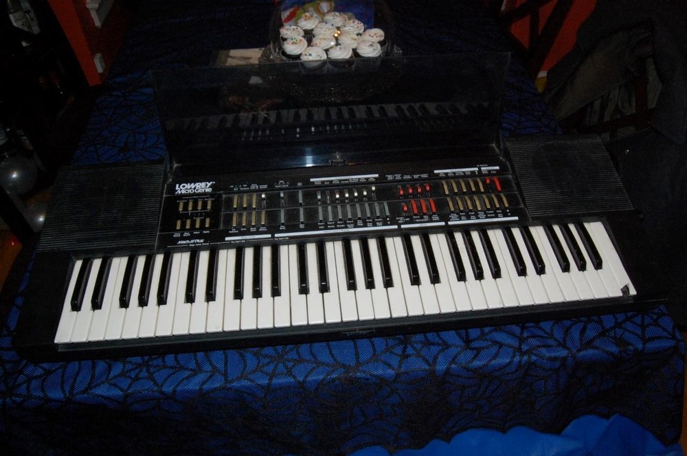 Lowrey Micro Genie V-120/ V120 String Synthesizer Keyboard Analog Drum Machine
