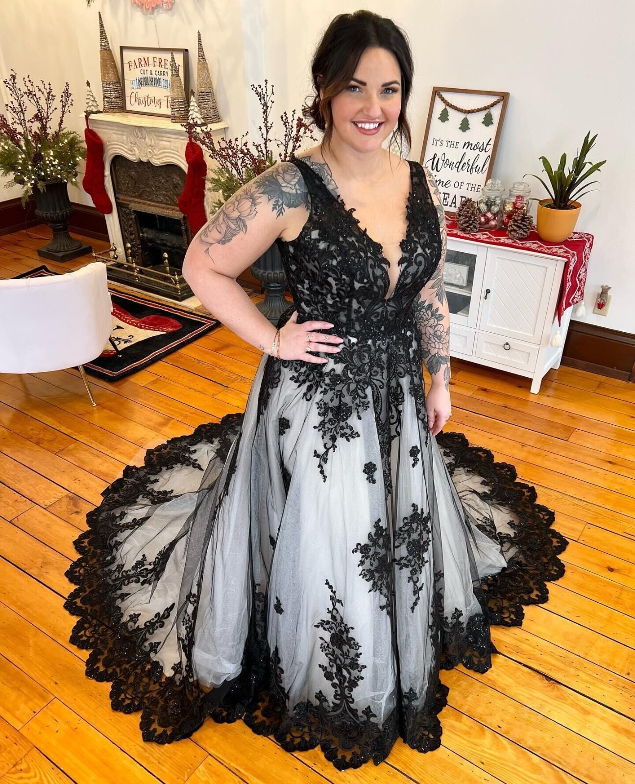 Gothic Lace Wedding Dresses Black White V Neck Bridal Gowns Plus Size Backless