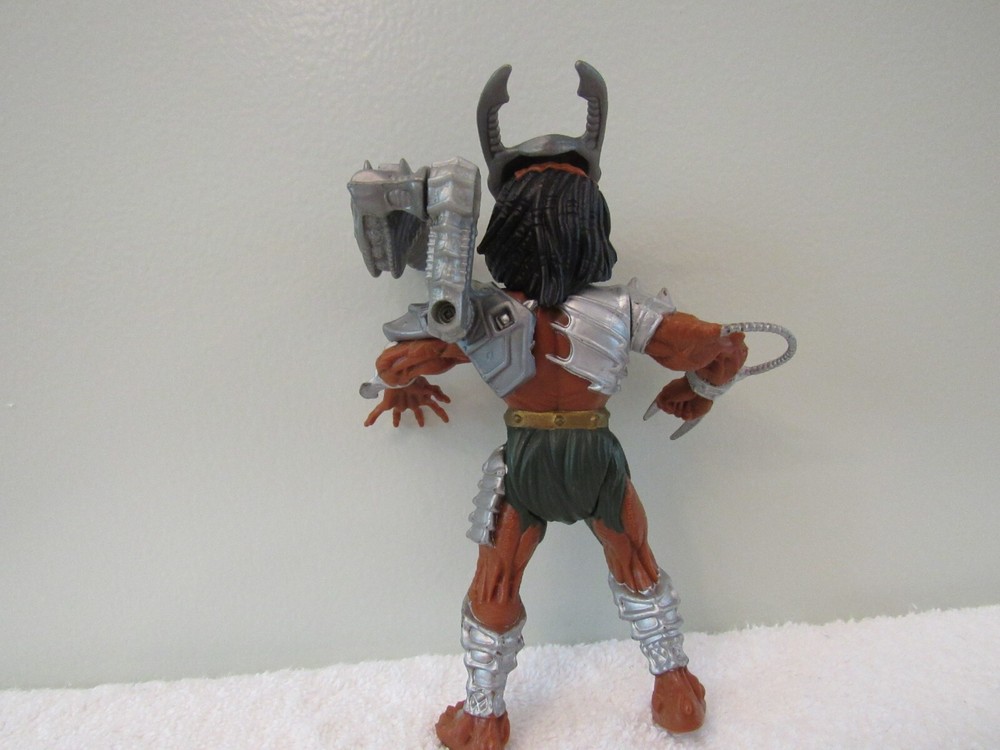 CRACKED TUSK PREDATOR - 1994 ALIENS VS PREDATORS