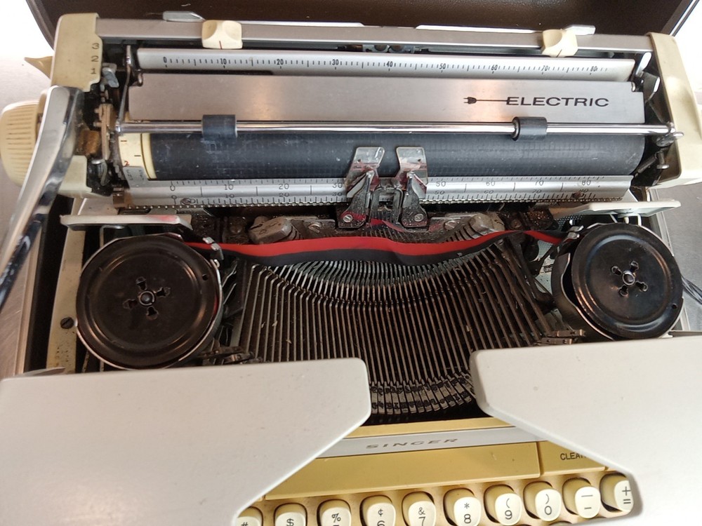 SINGER SCHOLASTIC BEIGE MANUAL TYPEWRITER AND CASE