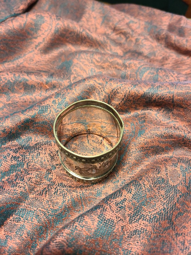 VINTAGE MAN ROWING A CANOE DESIGN ♡ SILVERPLATE NAPKIN RING ♡ 1..5" X 1.75"