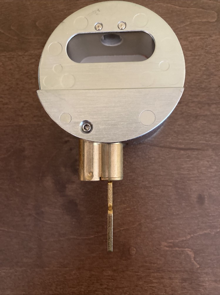 Master Lock 6271 Hidden Shackle Padlock -- NEW -- includes 2 keys