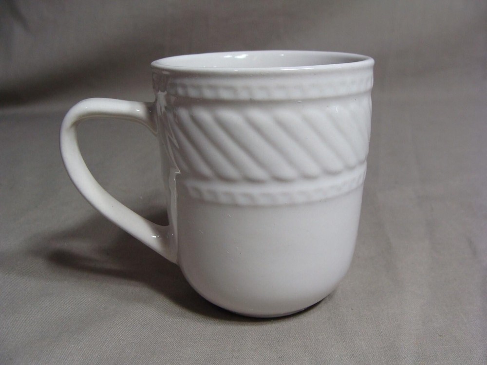 3 EVERYDAY GIBSON White Cups In A Braid Pattern