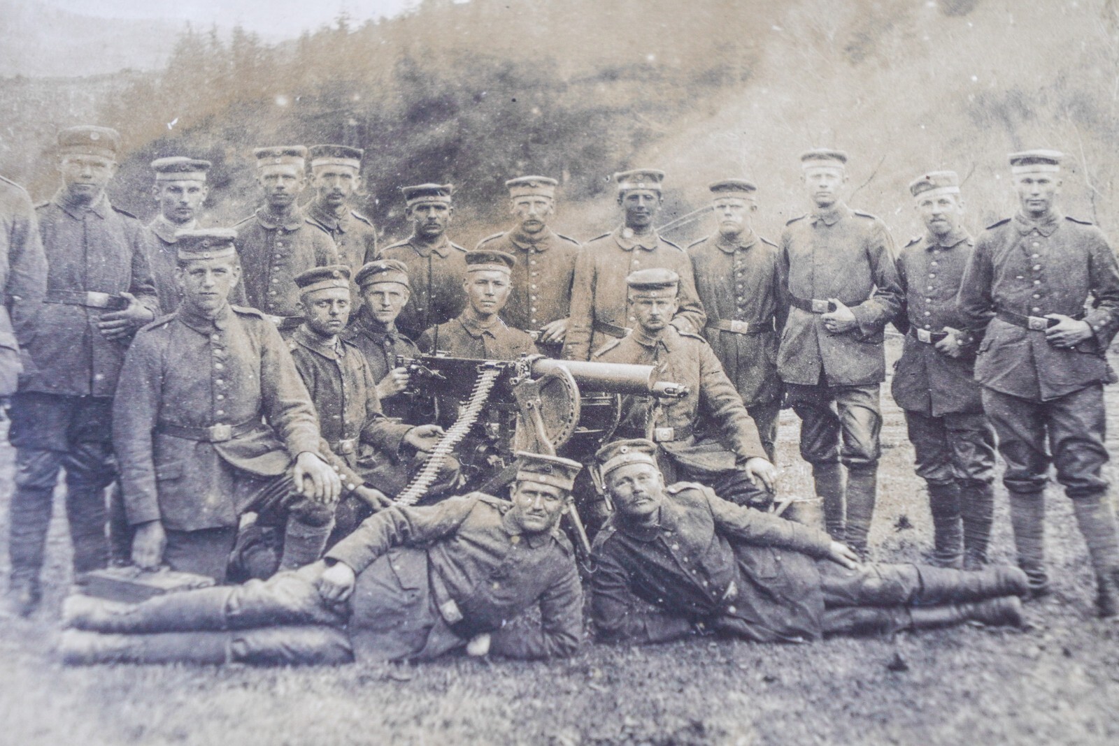 WWI 1917 Photo of 20 German Soldiers in Uniform with Machine Gun Post Card WW1
