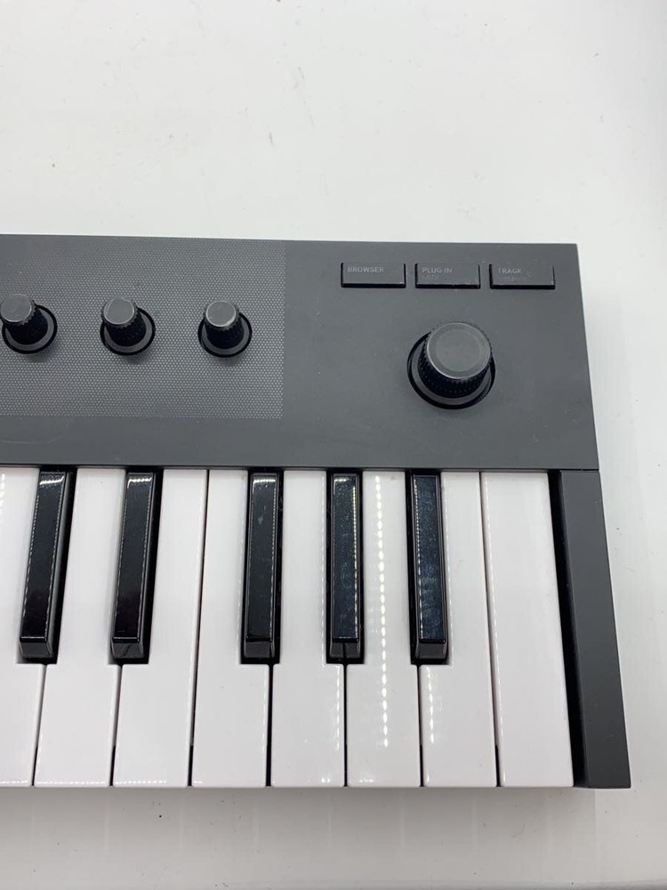 NATIVE INSTRUMENTS Synthesizer M32 Used