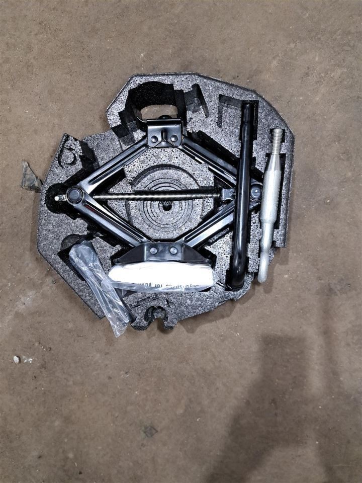 2017 Xc90 Jack Sku#4389003
