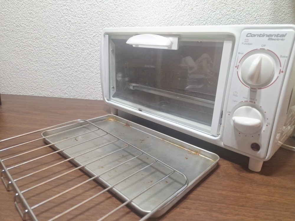 Continental Toaster & Broiler Oven. Adjustable with Timer White, NIB