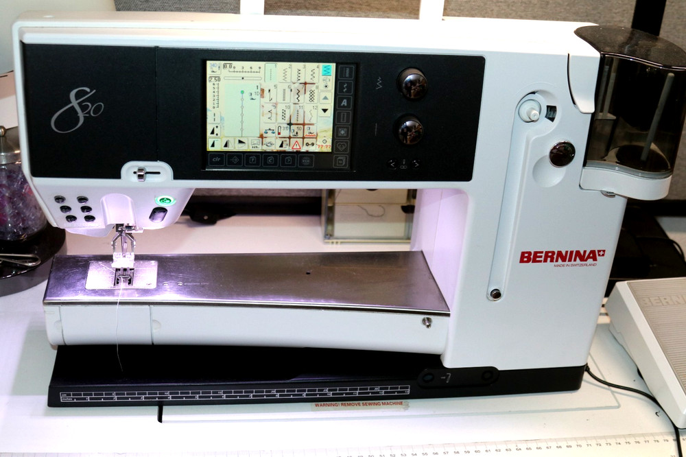 Bernina 820 Computerized Sewing Machine with Accessories!!