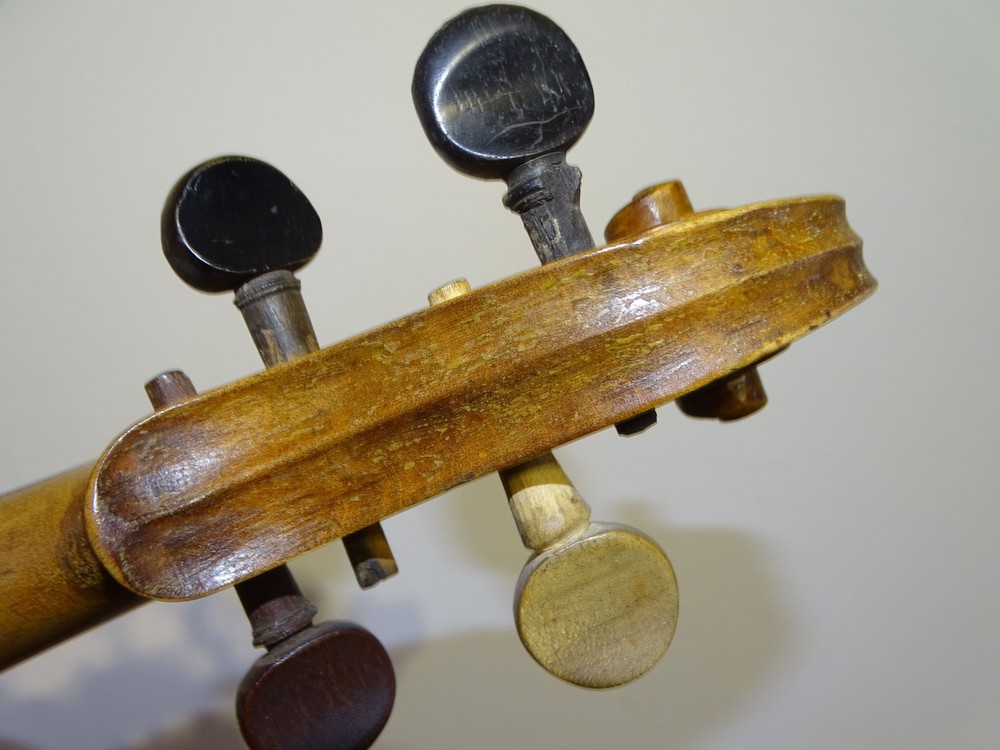 VERY OLD VIOLIN labelled JOHN SHAW (Nr. 221)