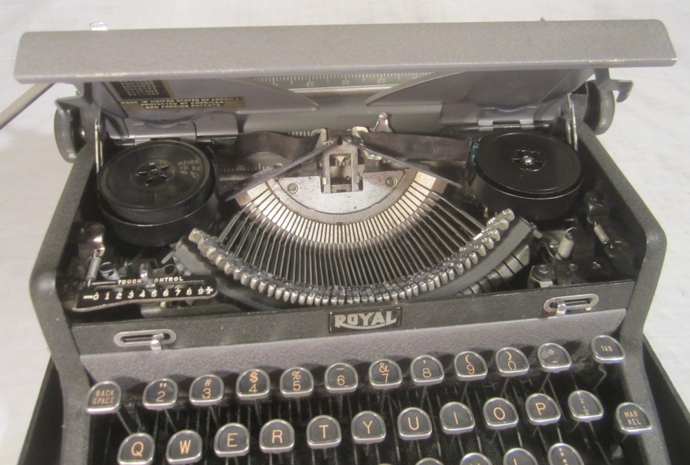 ROYAL Quiet DeLuxe Portable TYPEWRITER with HARD CASE -- 1948