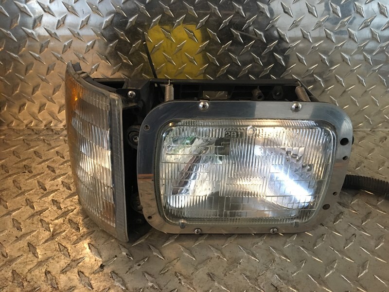 International 5900 Headlight (611-14761)