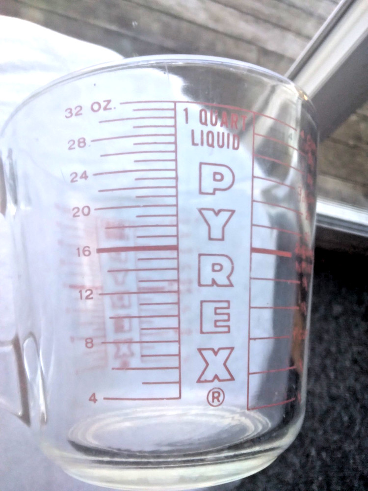 2 PYREX Red Letter Measuring Cups D Handle 516 & 532 Excellent Condition